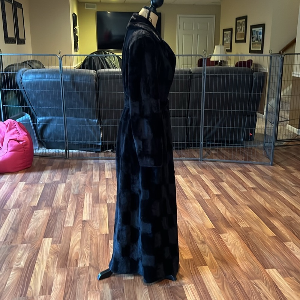 Size XL to the floor long velour feel robe style coat with tie closure…heavy - Picture 5 of 7